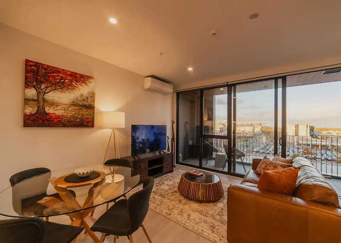 Central 1Br Apt - Balcony Kitchen & Bath