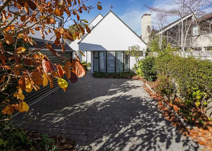 Stylish Fendalton Townhouse - Prime Location