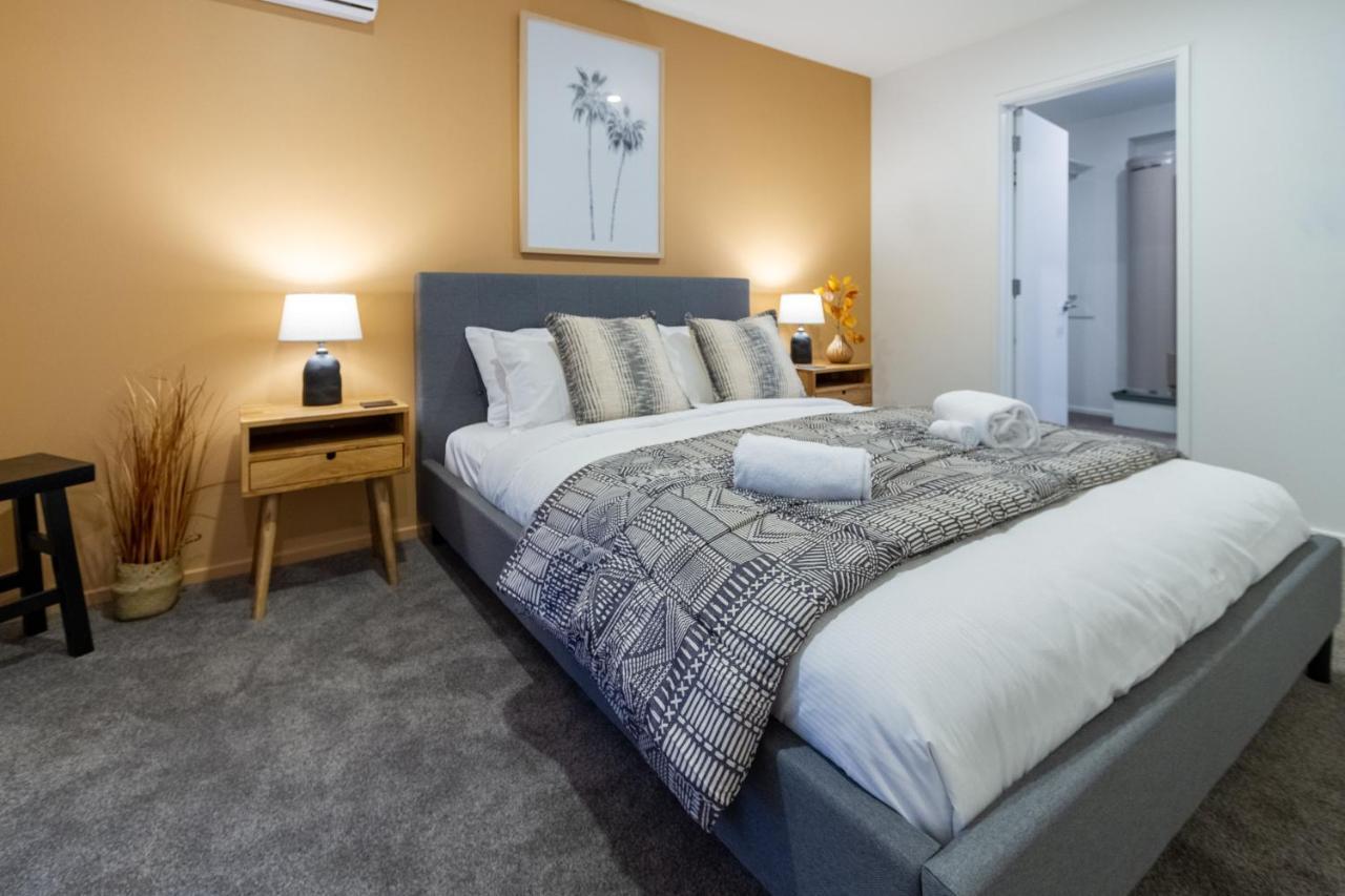 Charm 2 Bed 2 Bath W/ Sunny Balcony * Christchurch