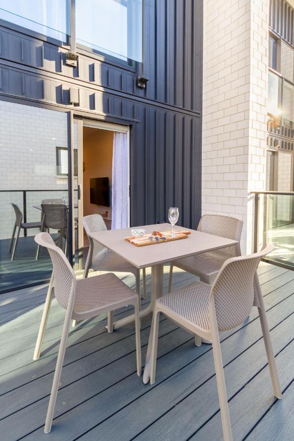 Charm 2 Bed 2 Bath W/ Sunny Balcony Apartment