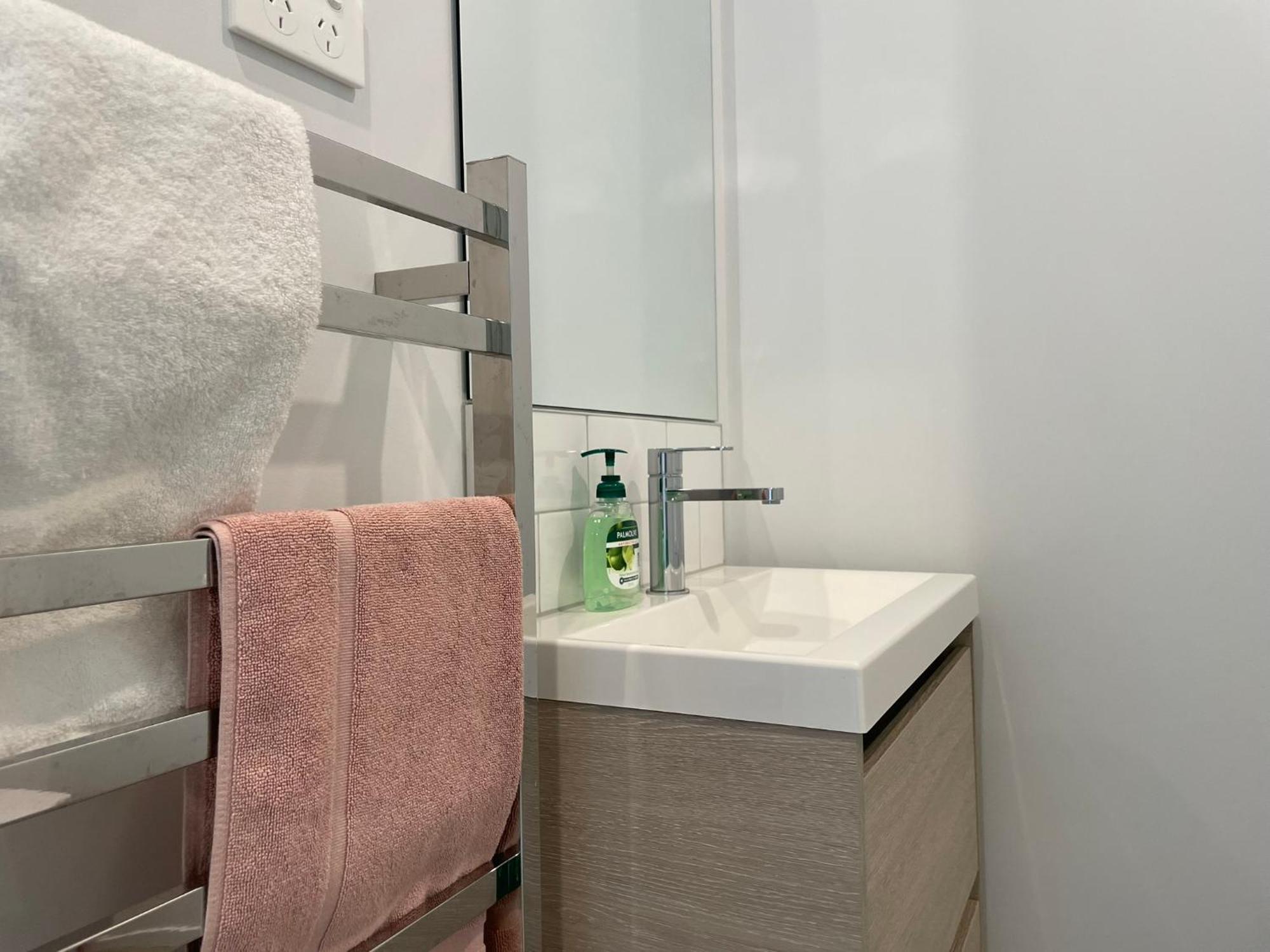 Apartment Convenience With Free Parking