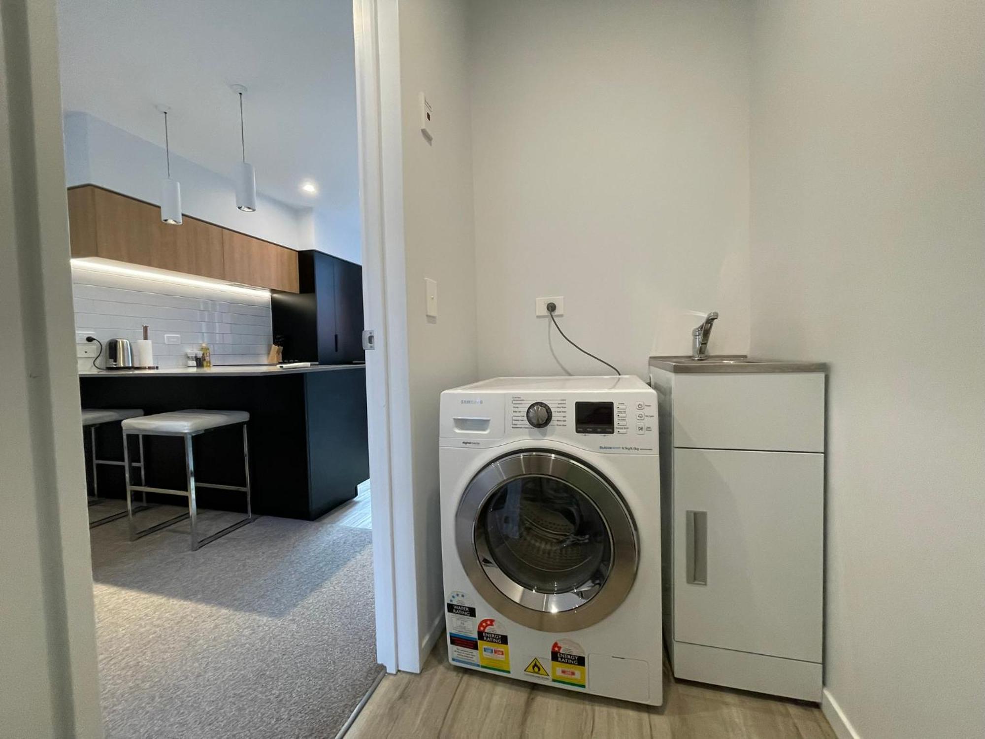 Convenience With Free Parking Apartment *