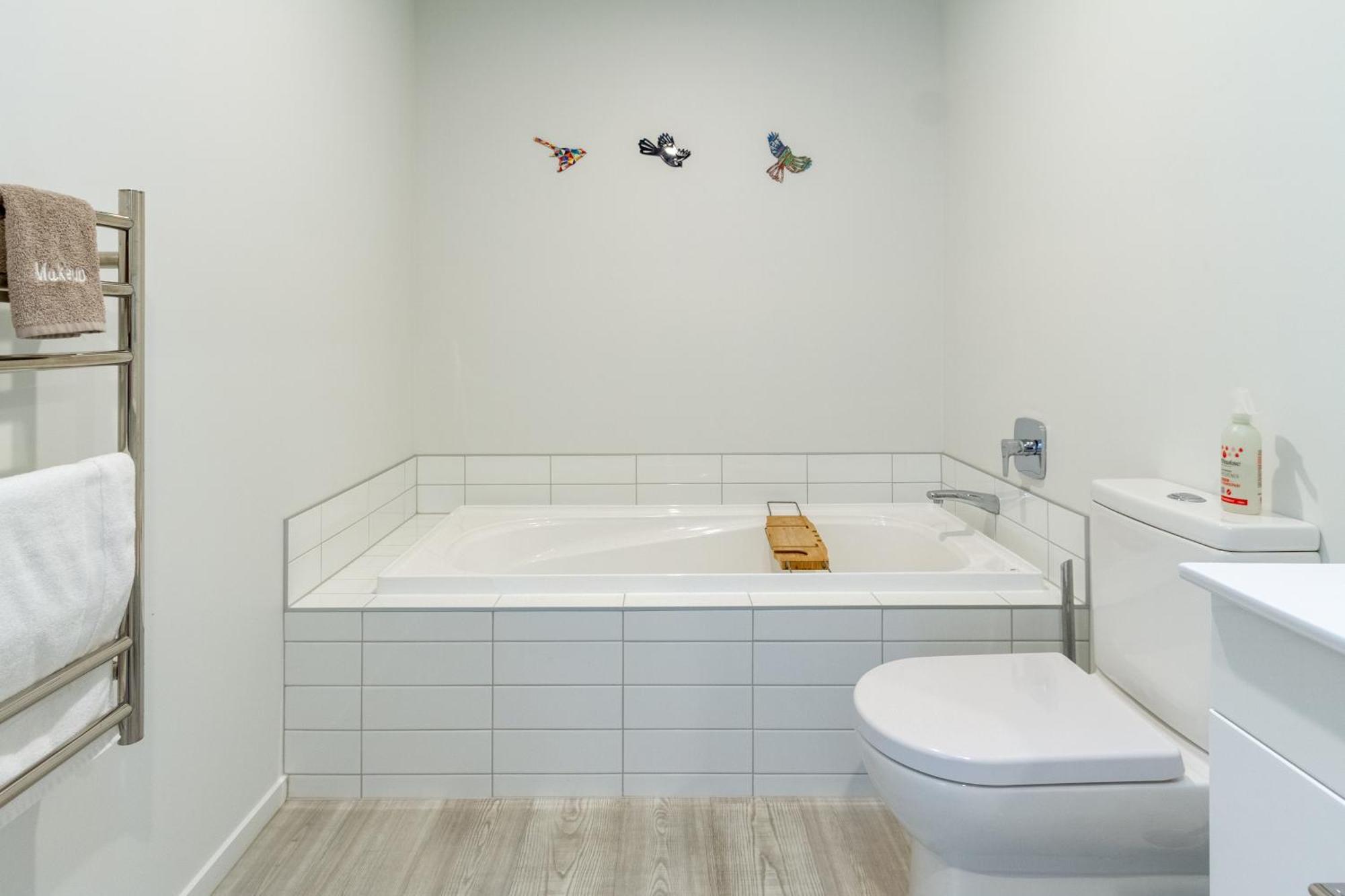 Bath & Beyond, Tippet Place With Garage Sleeps 8 Apartment Christchurch