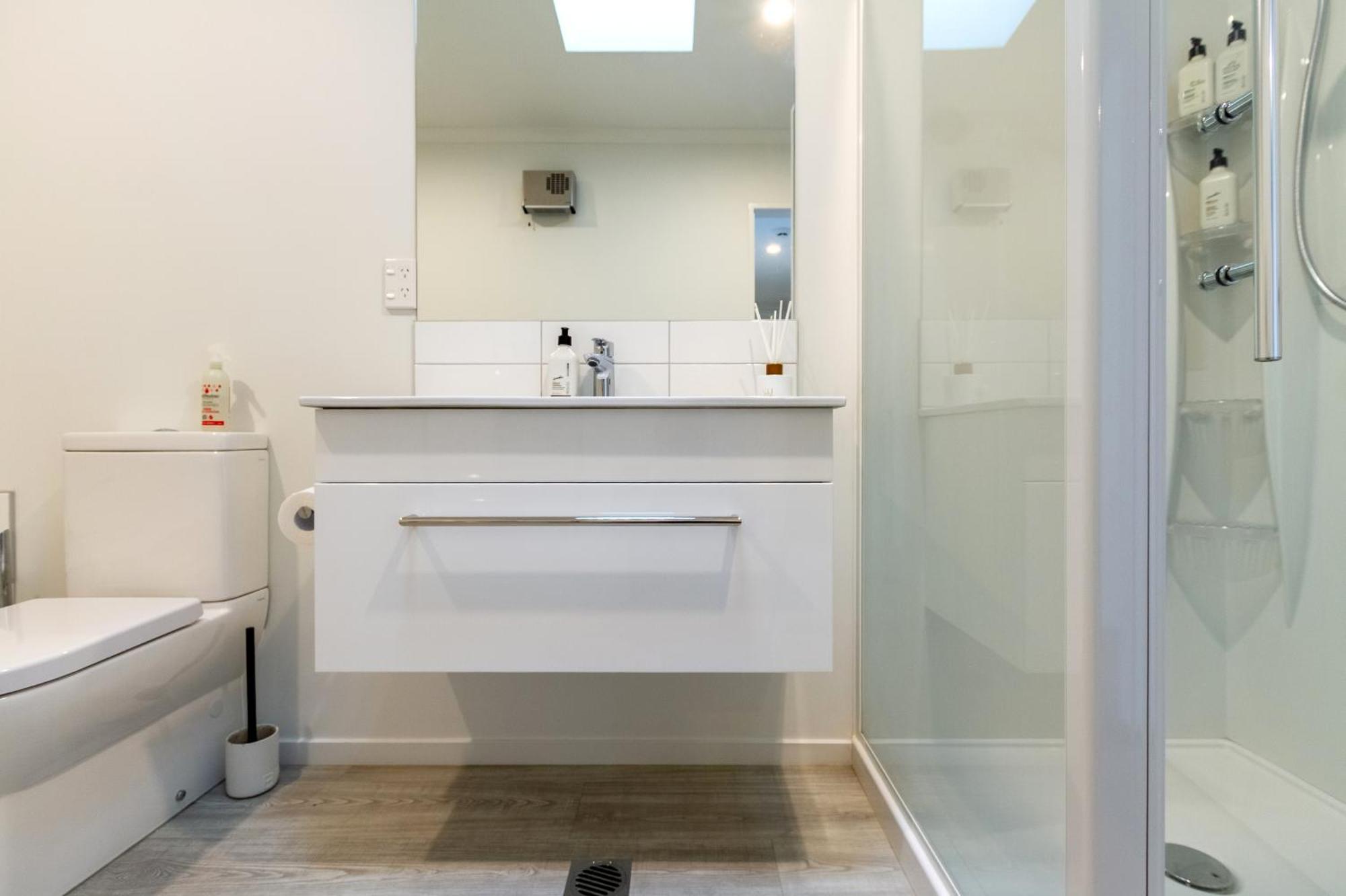 Apartment Bath & Beyond, Tippet Place With Garage Sleeps 8 Christchurch