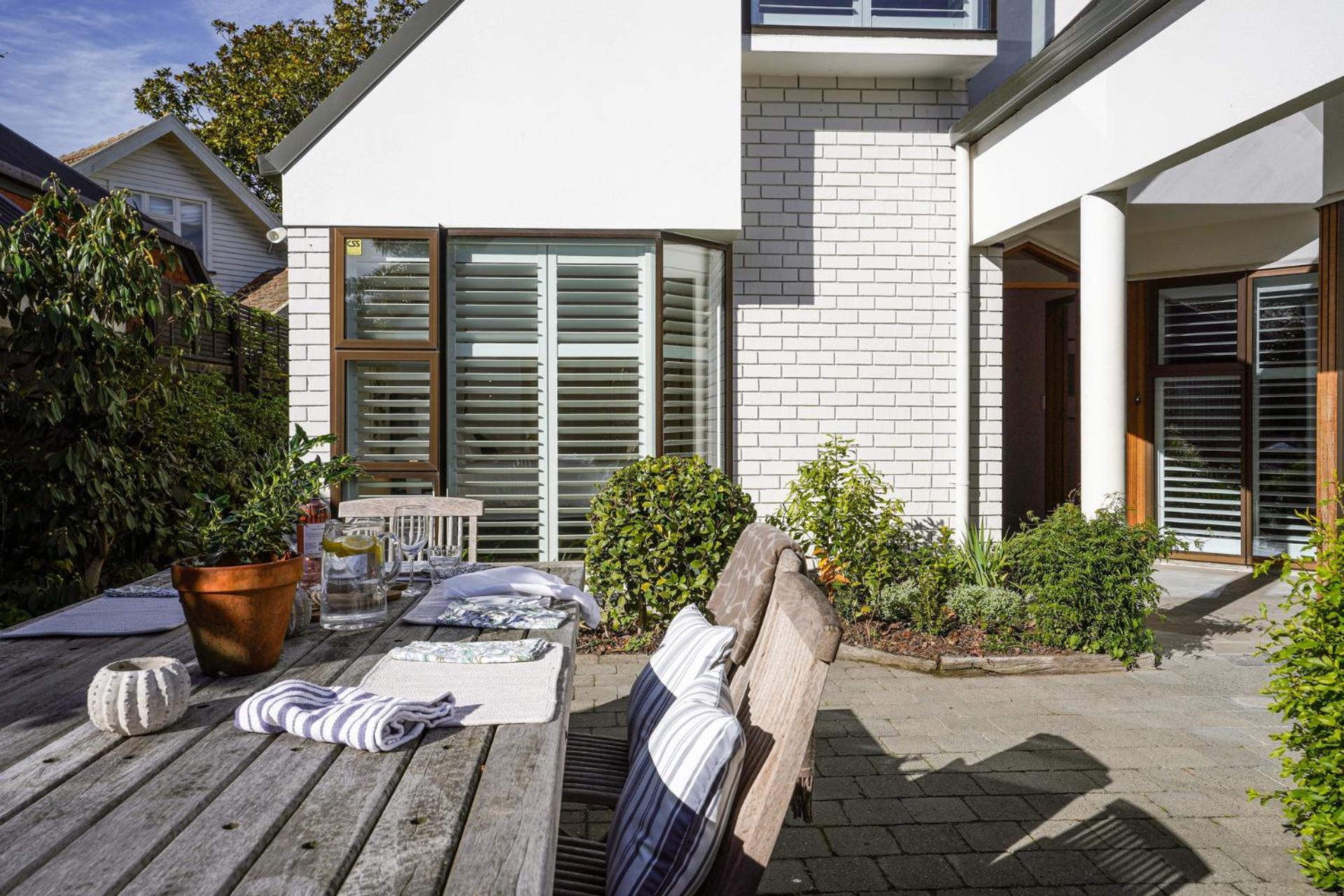 Stylish Fendalton Townhouse - Prime Location Holiday home