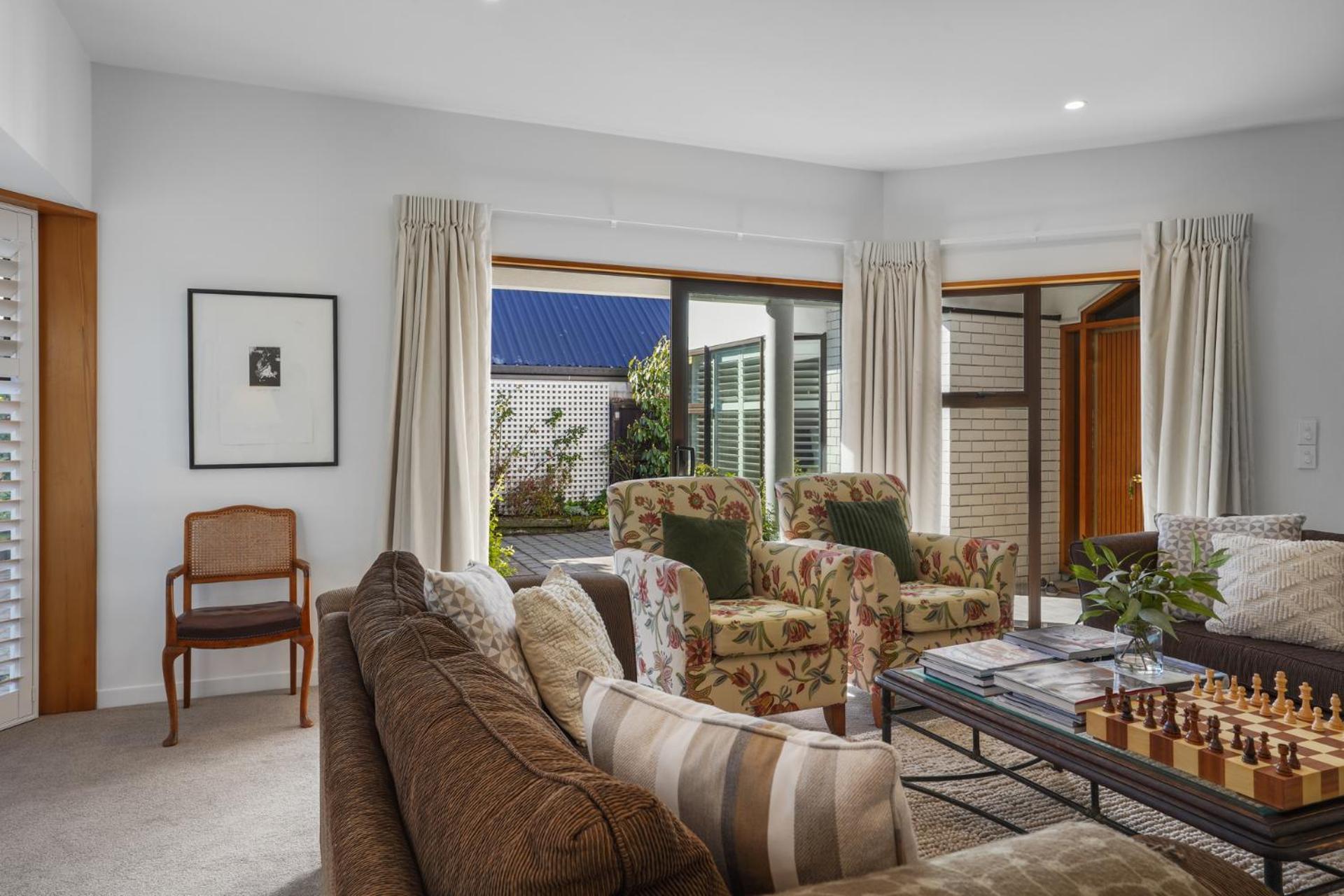Stylish Fendalton Townhouse - Prime Location *