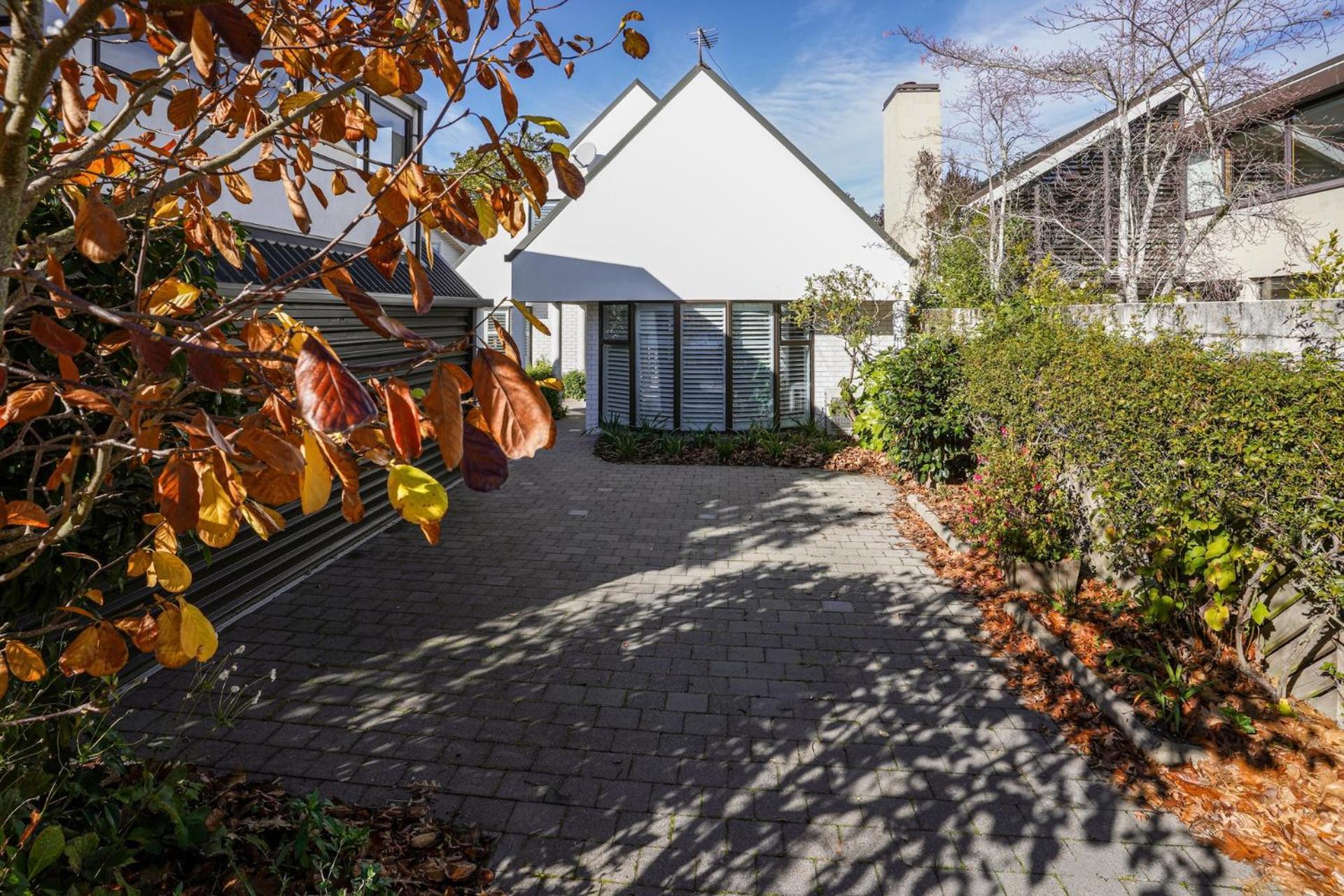 Stylish Fendalton Townhouse - Prime Location Holiday home *