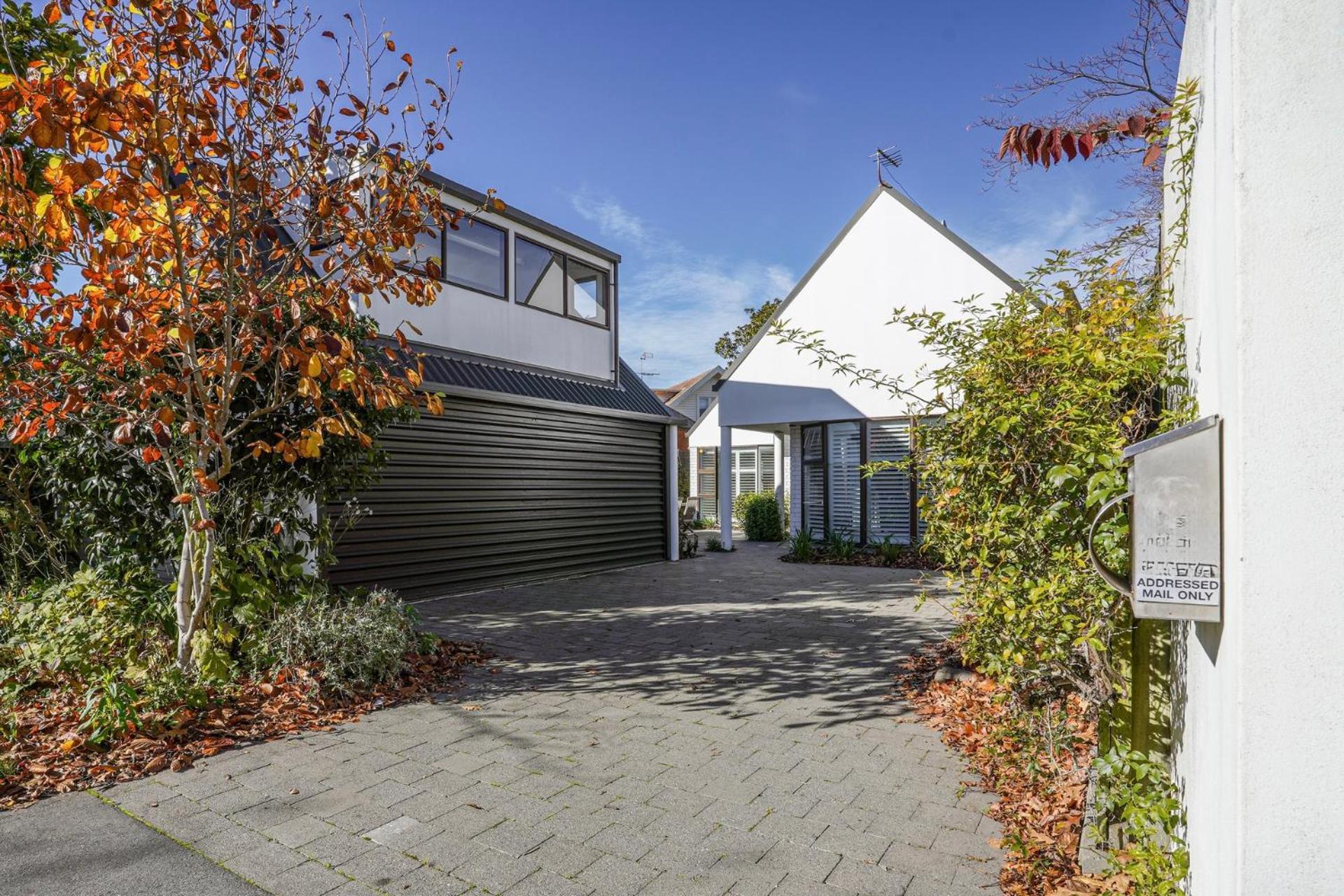 Stylish Fendalton Townhouse - Prime Location Holiday home